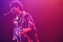 首藤義勝（Vo, B）（撮影：後藤壮太郎）