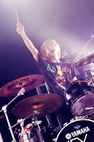 八木優樹（Dr, Cho）（撮影：後藤壮太郎）