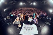 KEYTALK「KEYTALK Major Debut 5th Anniversary Special Live ～そこらのギターかき鳴らして歌い出して5年目の真実～」で撮影された記念写真。（撮影：後藤壮太郎）