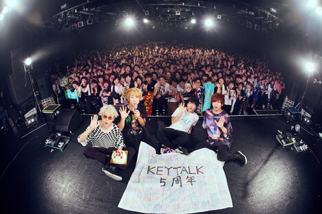 KEYTALK「KEYTALK Major Debut 5th Anniversary Special Live ～そこらのギターかき鳴らして歌い出して5年目の真実～」で撮影された記念写真。（撮影：後藤壮太郎）
