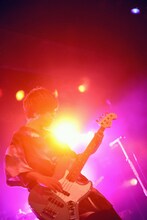 首藤義勝（Vo, B）（撮影：後藤壮太郎）