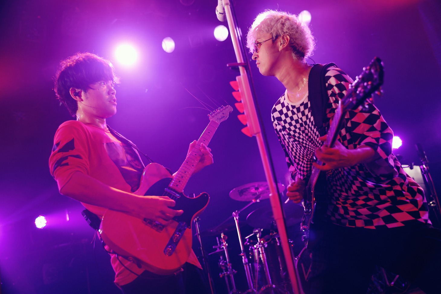 寺中友将（Vo, G）と小野武正（G, Cho）。（撮影：後藤壮太郎）