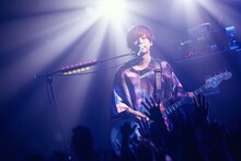 首藤義勝（Vo, B）（撮影：後藤壮太郎）