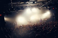 KEYTALK「KEYTALK Major Debut 5th Anniversary Special Live ～そこらのギターかき鳴らして歌い出して5年目の真実～」の様子。（撮影：後藤壮太郎）