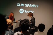 「TV Show」を演奏するGLIM SPANKY。（写真提供：スポティファイ）