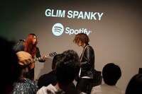「TV Show」を演奏するGLIM SPANKY。（写真提供：スポティファイ）