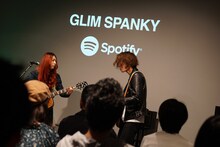 「TV Show」を演奏するGLIM SPANKY。（写真提供：スポティファイ）