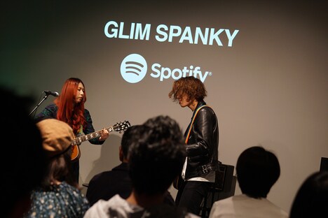 「TV Show」を演奏するGLIM SPANKY。（写真提供：スポティファイ）