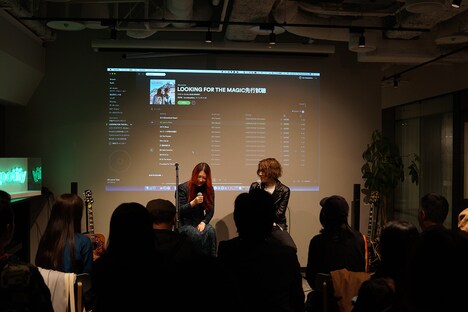 GLIM SPANKY「LOOKING FOR THE MAGIC」リスニングパーティの様子。（写真提供：スポティファイ）