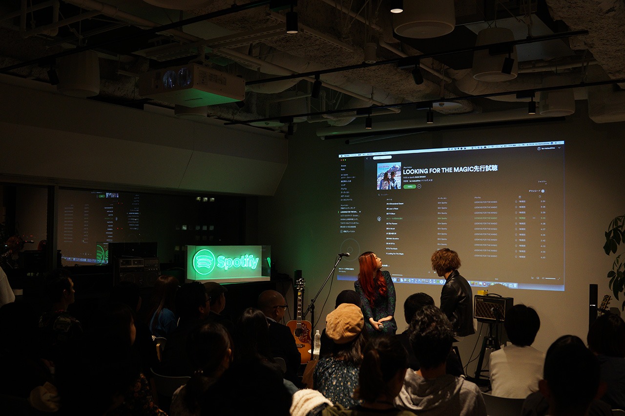 GLIM SPANKY「LOOKING FOR THE MAGIC」リスニングパーティの様子。（写真提供：スポティファイ）