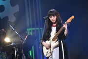 ギターを演奏する南波志帆。