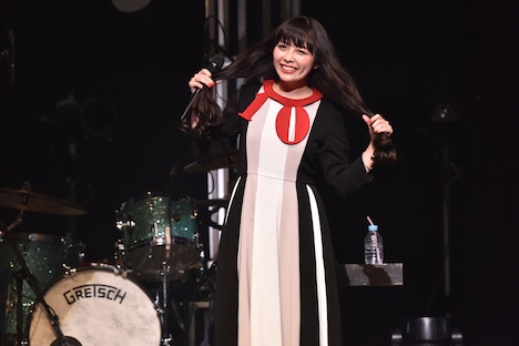 10周年の「10」をモチーフにした衣装でステージに上がった南波志帆。