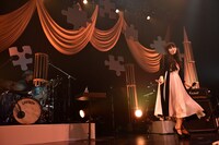 陽気にヒゲダンスを踊る南波志帆。