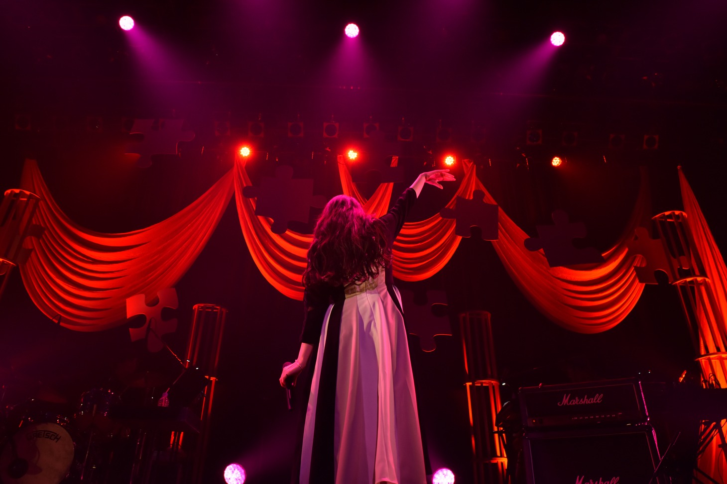 南波志帆「THE NANBA SHOW『10th anniversary oneman live “無色透明”』」の様子。