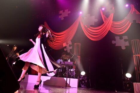 南波志帆「THE NANBA SHOW『10th anniversary oneman live “無色透明”』」の様子。