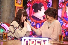 細川ふみえの指を噛む戦慄かなの（ZOC）。(c)フジテレビ