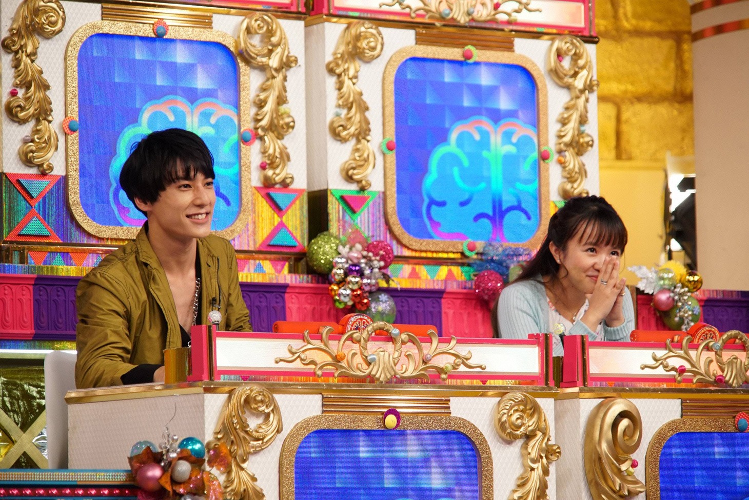 アーティスト軍のユースケ（超特急）とさくらまや。(c)フジテレビ