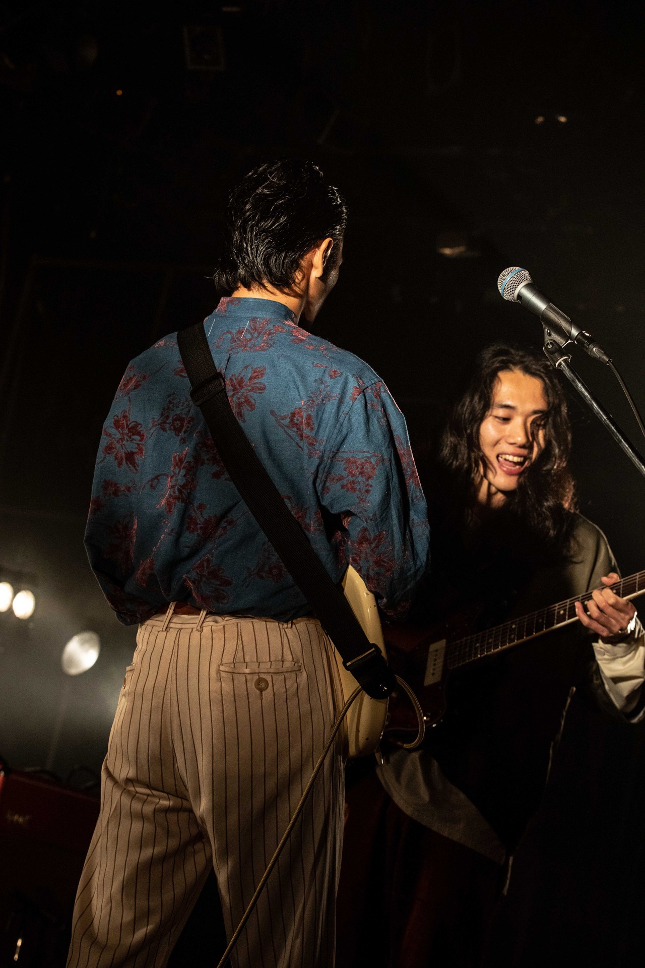 向き合ってギターを弾く玉置周啓（Vo, G）、加藤成順（G）。（撮影：石崎祥子）