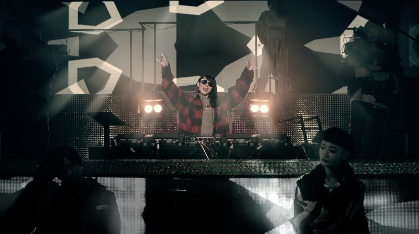 BiSH出演のソフトバンク「ウルトラギガモンスター＋（プラス）」CMのワンシーン。