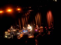 「Sit down, please」の模様。（撮影：みてぃふぉ）