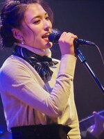 齋藤里菜（Vo）（撮影：みてぃふぉ）