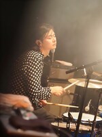 西浦謙助（Dr）（撮影：みてぃふぉ）