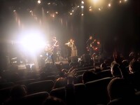 「Sit down, please」の模様。（撮影：みてぃふぉ）