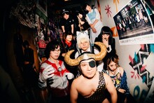 「THE 夏の魔物ワンマンライブ～ハロウィンの魔物～」の集合写真。（photo by タイコウクニヨシ）