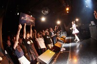 「プラトニックプラネット」でことらーが持参したボードを掲げる様子。（撮影：Hitoshi Tanaka）