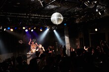 「代官山LOOP 10周年記念KOTO 4thワンマンライブ～フォースインパクト～」の様子。（撮影：Hitoshi Tanaka）