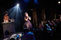 「代官山LOOP 10周年記念KOTO 4thワンマンライブ～フォースインパクト～」の様子。（撮影：Hitoshi Tanaka）