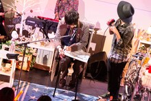 トトロのイラストを描く天月-あまつき-。（撮影：大川晋児）