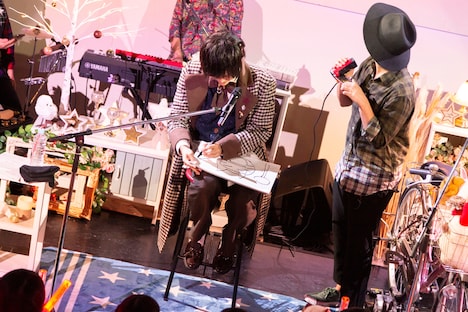 トトロのイラストを描く天月-あまつき-。（撮影：大川晋児）