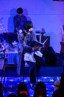 朗読をする天月-あまつき-（撮影：大川晋児）。