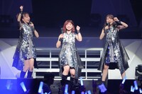 左から勝田里奈、竹内朱莉、中西香菜。