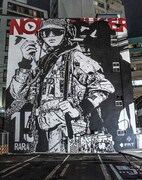 巨大な壁に描かれた「RARA」のジャケットアートワーク。