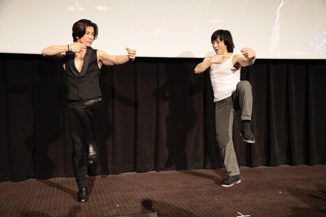 ジャッキー体操をする武田真治（左）とジャッキーちゃん（右）。