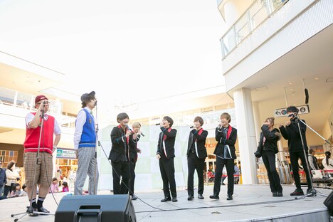 CUBERS「5th SG『SHOOTING STAR』発売記念～Let's start it. It's TOUR～」神奈川・たまプラーザテラス ゲートプラザ1F フェスティバルコート公演の様子。（撮影：牛島康介）