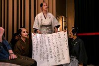 カンペを持つ座・武士道。