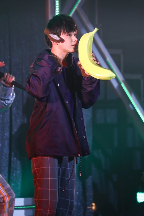 サルの耳を付けバナナのマイクで歌う琉弥。（撮影：笹森健一）