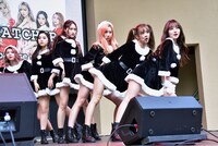 「What -Japanese ver.-」を披露するDreamcatcher。