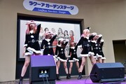 「Chase Me-Japanese ver.-」を披露するDreamcatcher。