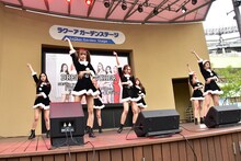 「Chase Me-Japanese ver.-」を披露するDreamcatcher。