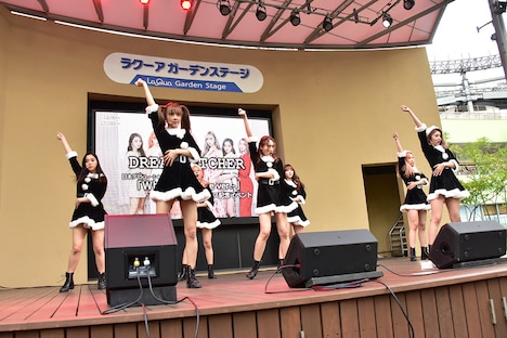 「Chase Me-Japanese ver.-」を披露するDreamcatcher。