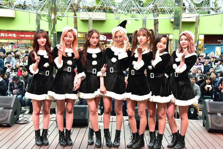 Dreamcatcher黒サンタ衣装でラクーアに登場 ひと足早いxmasプレゼントをお届け ライブレポート 写真枚 音楽ナタリー Dreamcatcher黒サンタ衣装でラクーアに登場 ひと足早いxmasプレゼントをお届け ライブレポート 写真枚 音楽ナタリー