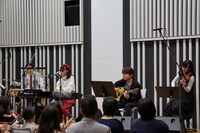 わたなべちひろのライブの様子。