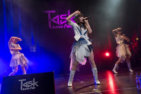 ソロ曲「僕はマグネット」を歌う里仲菜月（中央）。（写真提供：Velvet management）