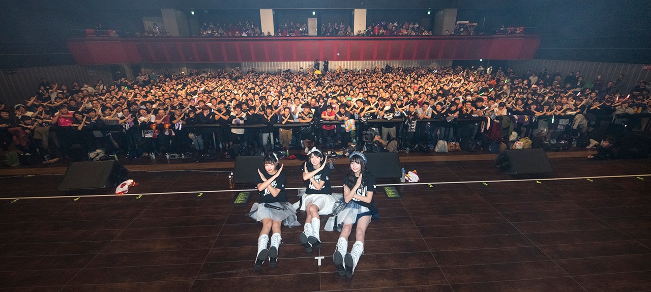 「Task “2018 Update Tour”」東京・品川ステラボール公演でファンと記念撮影するTask have Fun。（写真提供：Velvet management）