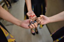 爪を“MY COLOR”色にしてステージに挑んだNegicco。