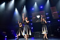 「スマホに写らない」を歌うNegicco。